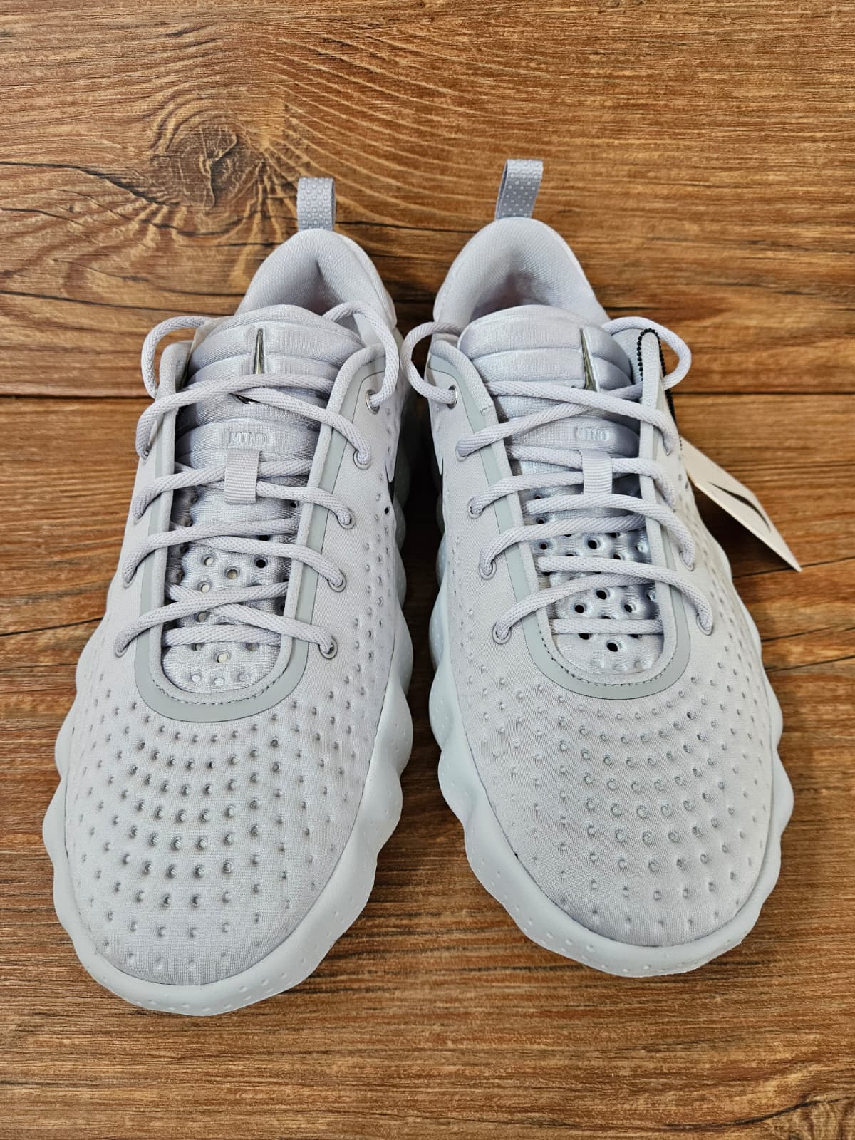 WMNS Nike Mind 002 "Light Smoke Grey/Photon Dust/Hyper Crimson/Chrome" HQ4310-003