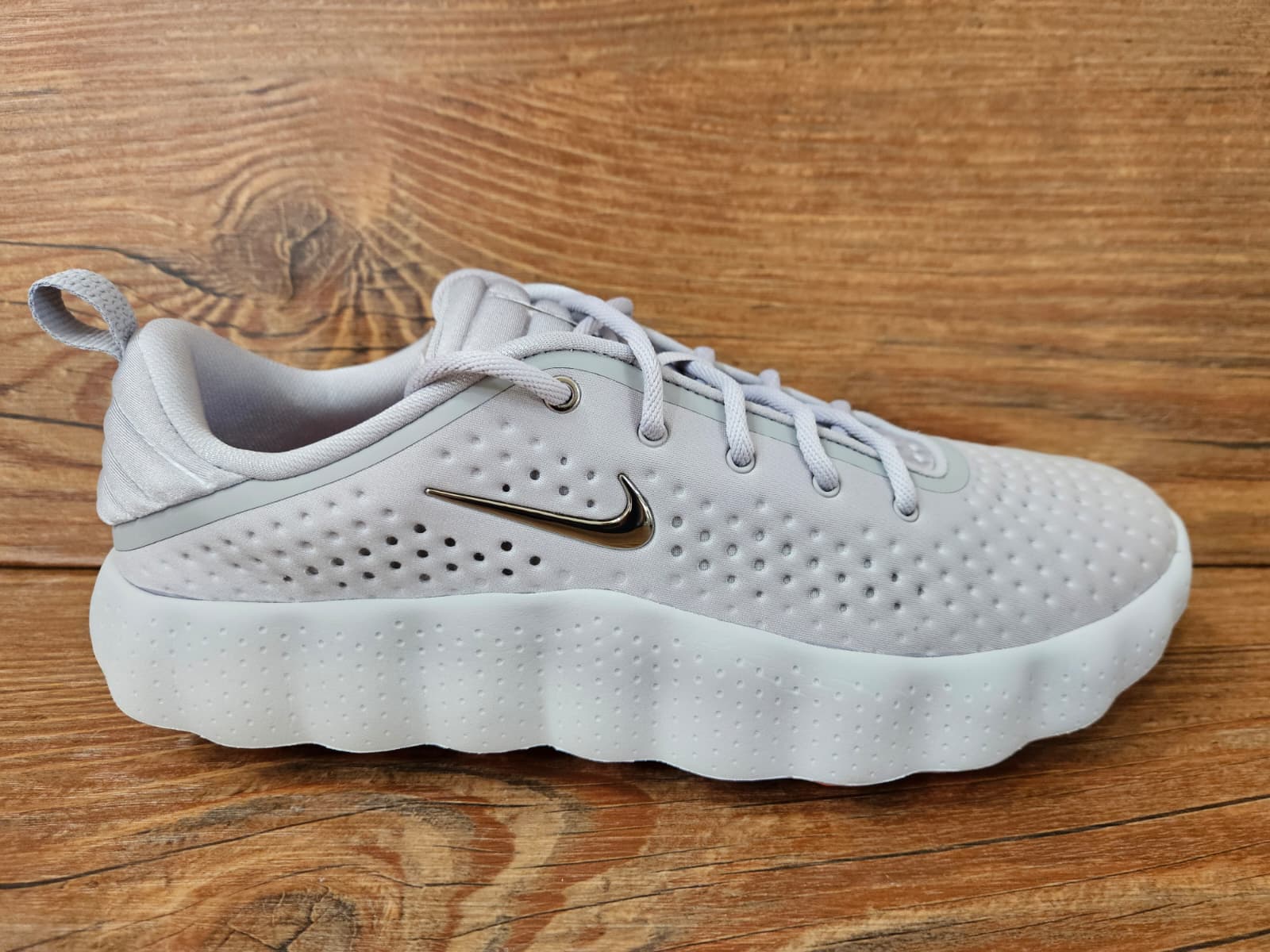 WMNS Nike Mind 002 "Light Smoke Grey/Photon Dust/Hyper Crimson/Chrome" HQ4310-003