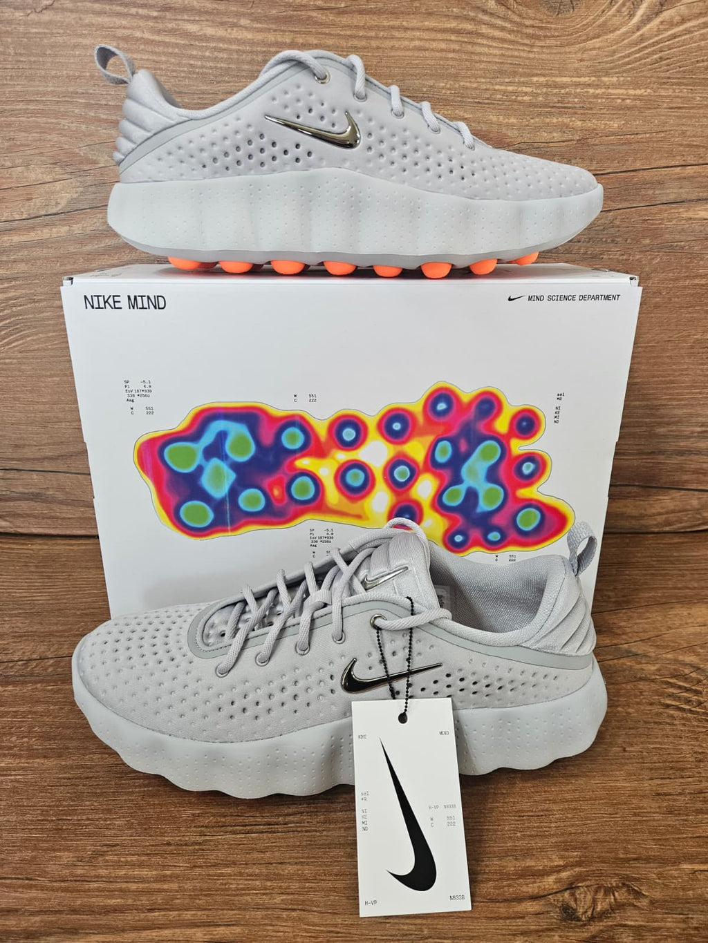 WMNS Nike Mind 002 "Light Smoke Grey/Photon Dust/Hyper Crimson/Chrome" HQ4310-003