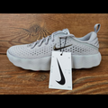 WMNS Nike Mind 002 "Light Smoke Grey/Photon Dust/Hyper Crimson/Chrome" HQ4310-003