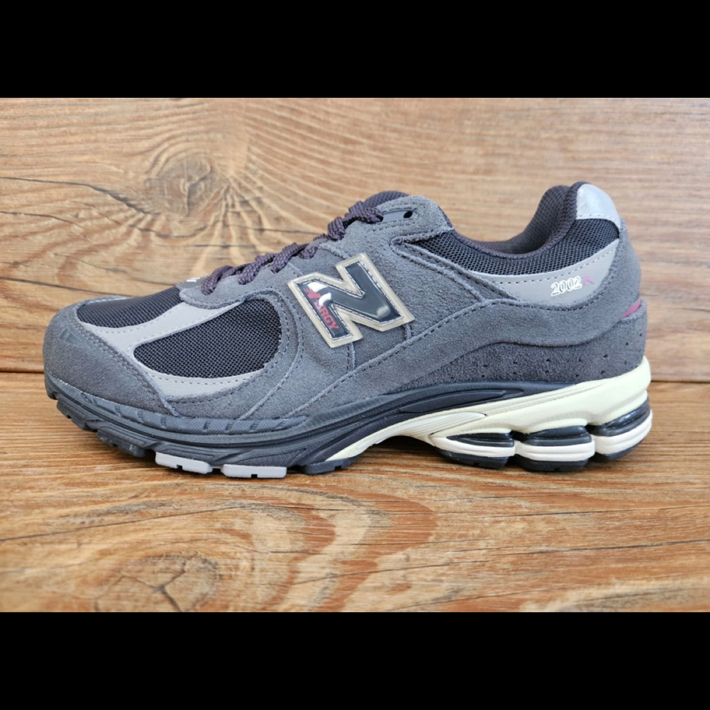 New Balance 2002R "Black/Grey" M2002RGV